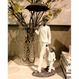 Escultura Home Collection Pai e Filho Com Guarda Chuva